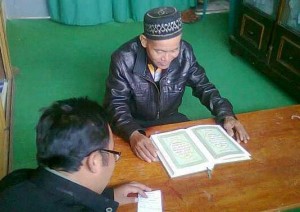 Salah seorang Petue Kampung sedang mengikuti Uji Mampu Baca Al-Qur'an di KUA Jagong