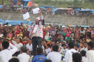 Penyair Salman Yoga S saat membaca puisi pada pementasan Didong 2013 orang. (LIntas Gayo | Maharadi)