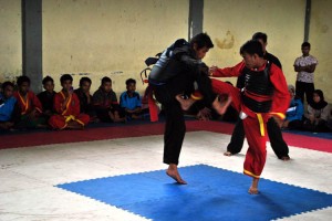 Para pesilat Aceh Tengah sedang uji tanding pada Latgab.(LG | Zan.KG)