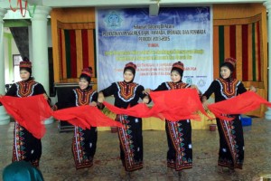 Tim Tari Hiemageo saat mengisici acara dalam pelantikan tiga organisasi asal Pidie Jaya. (Ist)