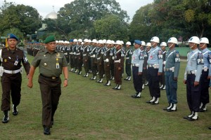 Kasdam IM Brigjen TNI Suhastir Sumex  melakukan pemeriksaan pasukan.(LG | Pendam IM)