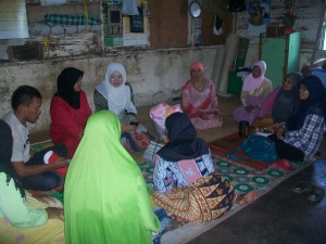 penyaluran bantuan di panti jompo Joyah Uken. (Foto: tim LG)