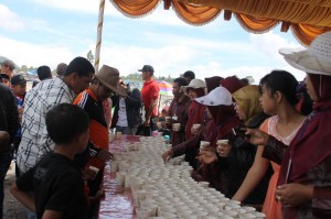 Para warga sedang menikmati kopi secara massal dalam pemecahan rekor MURI.(LG | Maharadi) 