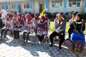 Para Siswa SMAN 15 Takengon beserta guru pembimbing saat disambut di sekolah.(Lintas Gayo | Desy Diana)