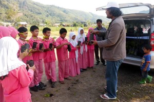 Aksi Penanaman Pohon LSM Tajuk dan Pelajar SDN 5 Pegasing Aceh Tengah.(LG | Ist)