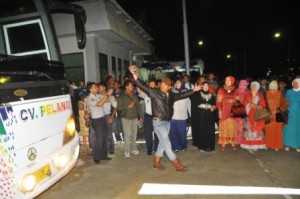 Pelepasan bus perdana dari Terminal Paya Ilang Takengon. (Lintas Gayo | Kha A Zaghlul)