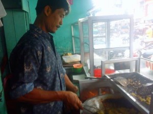 arman sedang mengoreng