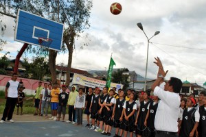 Derektur Bank Aceh Cabang Takengon melempar bola ke keranjang basket.(Lintas Gayo | Zan.KG)