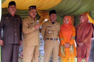 Bupati Ruslan Abdul Gani saat menyerahkan seorang camat.(Lintas Gayo | Humas Pemkab BM)