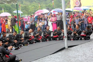 Para bintara Polri yang baru lulus memperlihatkan kebolehannya ber-Didong.(Lintas Gayo | a.ZaiZa)