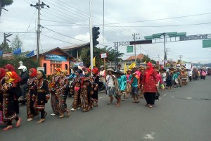 Peserta karnaval saat melintasi perkampungan penduduk.(LG | Darmawan Masri)