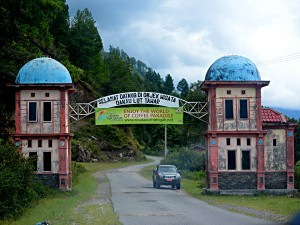 Pintu gerbang masuk ke kawasan wisata Danau Luttawar