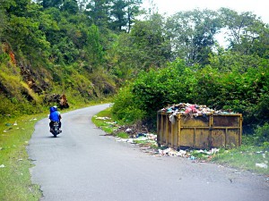 Timbunan sampah yang belum diangkut