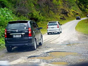 Kubangan air di jalan berlubang di Kawasan Mepar