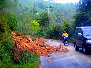 Longsoran tanah tebing di pinggiran jalan lintas Bintang - Takengon