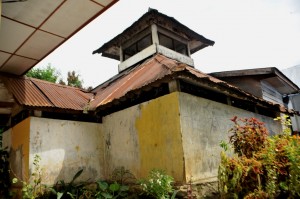 Masjid Tue Nosar bagian luar terjepit oleh bangunan lain_Lintas Gayo_Kha A Zaghlul