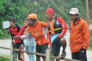 Wenny (dua dari kiri) beserta rekan-rekan di Angkup Silih Nara didampingi pengurus PRC, Munawardi (paling kanan). (Lintas Gayo | Kha A Zaghlul)