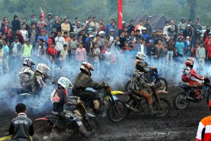 Crosser mandi lupur diarena balapan.(LG | ist)