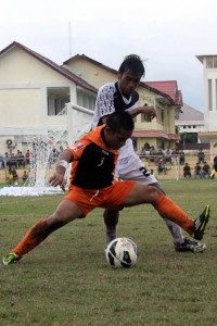 Nakata saat ditempel pemain belakang Persijap.(Lintas Gayo | a.ZaiZa)