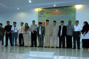 Foro bersama pemateri dan peserta plus panitia seminar.(Lintas Gayo | Zuliana Ibr) 