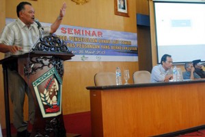 Muhammad Syukri saat membuka seminar.(Lintas Gayo | Zan.KG)