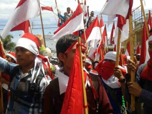 Aksi konvoi bendera merah putih di Gayo Lues, Senin 8 April 2013. (Foto ; Ist)