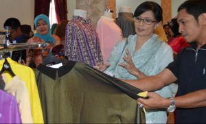 Foto : Ken Zuraida saat kunjungi peluncuran batik Kerawang Gayo di Takengon, 2 April 2013 lalu. (Atjeh Post | Zulkarnain)