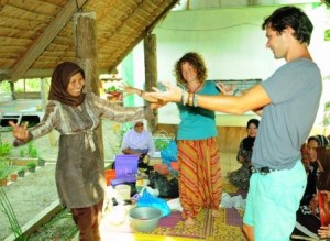 Tokoh Perempuan Gayo, Rahmawati Djauhar Ali betari Gayo bersama Jo dan Hugo. (Lintas Gayo | Muna)