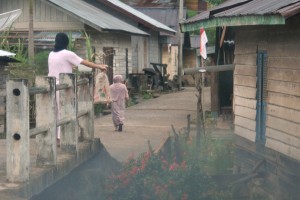 Warga membuang sampah ke sungai disalahsatu desa di Bintang. (Lintas Gayo | Ist)