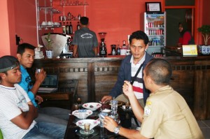 Suasana HR Coffee Jalan Abdul Wahab--Sejumlah pecandu kopi menikmati suasana baru dengan kehadiran HR Coffee di Jalan Abdul Wahab Simpang Pet Takengen. (Lintas Gayo | Win Ruhdi Bathin)