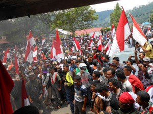 Massa usung merah putih di Takengon. (Lintas Gayo | Win KLK)