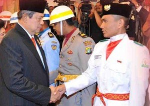 Fajrika, PASKIBRAKA Nasional 2012 asal Bener Meriah bersama Presiden RI