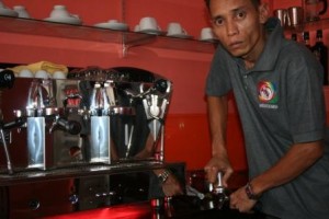 Hamidi Aman Alfata ,Barista HR Coffee--Seni menyajikan kopi secara moderen saat ini bisa dinikmati langsung di Dataran Tinggi Gayo. Selain penyajian dengan mesin ternama, juga dengan kopi arabica terbaik yang menghasilkan kepuasan dan syurga pecandu kopi (Win.RB | Lintas Gayo)