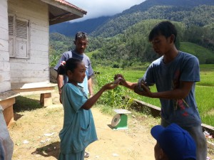 Seorang anak warga Bewang terima uang dari Junaidi, hasil penjualan sampah. (Lintas Gayo | Abati Fikar)