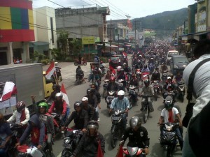 Massa saat berkonvoi dengan bendera merah putih di Takengon. (Lintas Gayo | Maharadi)