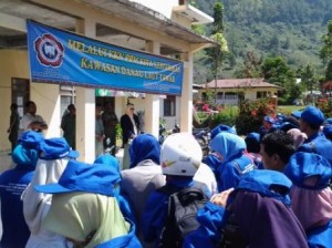 Pelepasan mahasiwa KKN PPM UGP Takengon, Senin 8 APril 2013 di Bintang Aceh Tengah. (Lintas Gayo | Kha A Zaghlul)