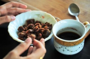 Minuman kopi sajian Zaini dengan gula Aren sebagai pemanis rasa. (Lintas Gayo | Kha A Zaghlul)