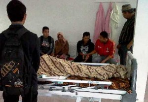 Almarhumah Sulastri saat disemayamkan di RSU Datu Beru Takengon beberapa saat setelah menghembuskan napas terakhir. (ist)