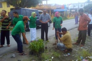 Gayo Go Green tanam pohon di Kebayakan Aceh Tengah. (Lintas Gayo | Darmawan Masri)