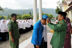 Wabub Aceh Tengah memakaikan topi secara simbolis, tanda dimulainya KPM.(Lintas Gayo | Ist)