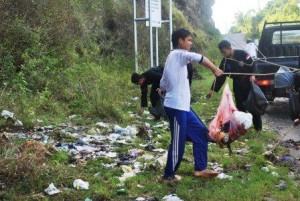 Pembersihan sampah oleh para pesilat. (Lintas Gayo | Zan KG)