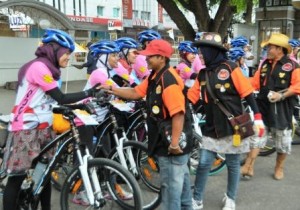 Warga Bireuen menyalami para peserta Srikandi Bagimu Negeri yang salah seorangnya berasal dari Takengon Aceh Tengah, Ulfa Gayo (paling kiri). (Lintas gayo | Kha A Zaghlul)