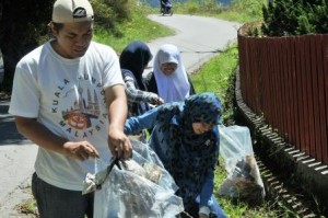 Pembersihan sampah di Ujung Baro depan hotel Renggali Lut Tawar. (Lintas Gayo | Kha A Zaghlul)