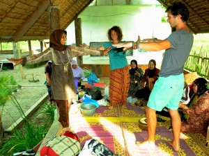 Wisatawan asing menari dengan iringan Canang Gayo. (Lintas Gayo | Muna)