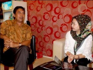 Yuli Wahid bersama Kadisbudpar Aceh. (Lintas Gayo | Atia)