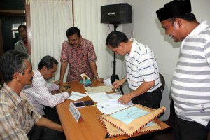 Ketua PWI Aceh Tarmilin Usman mendatangani berita cara registrasi calon DPD di KIP Aceh.(LG | a.ZaiZa)