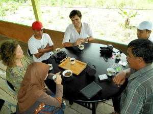 Menikmati kopi bersama Hugo dan Jo.(Lintas Gayo | Munawardi)