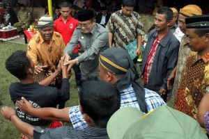 Wabup Aceh Tengah Khairul Asmara di tengah masyarakat Jagong.(Lintas Gayo | Istimewa)