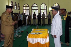 Samsul Rizal saat diambil Sumpah sebagai Mukim oleh Bupati Aceh Tengah.(Lintas Gayo | Ist)