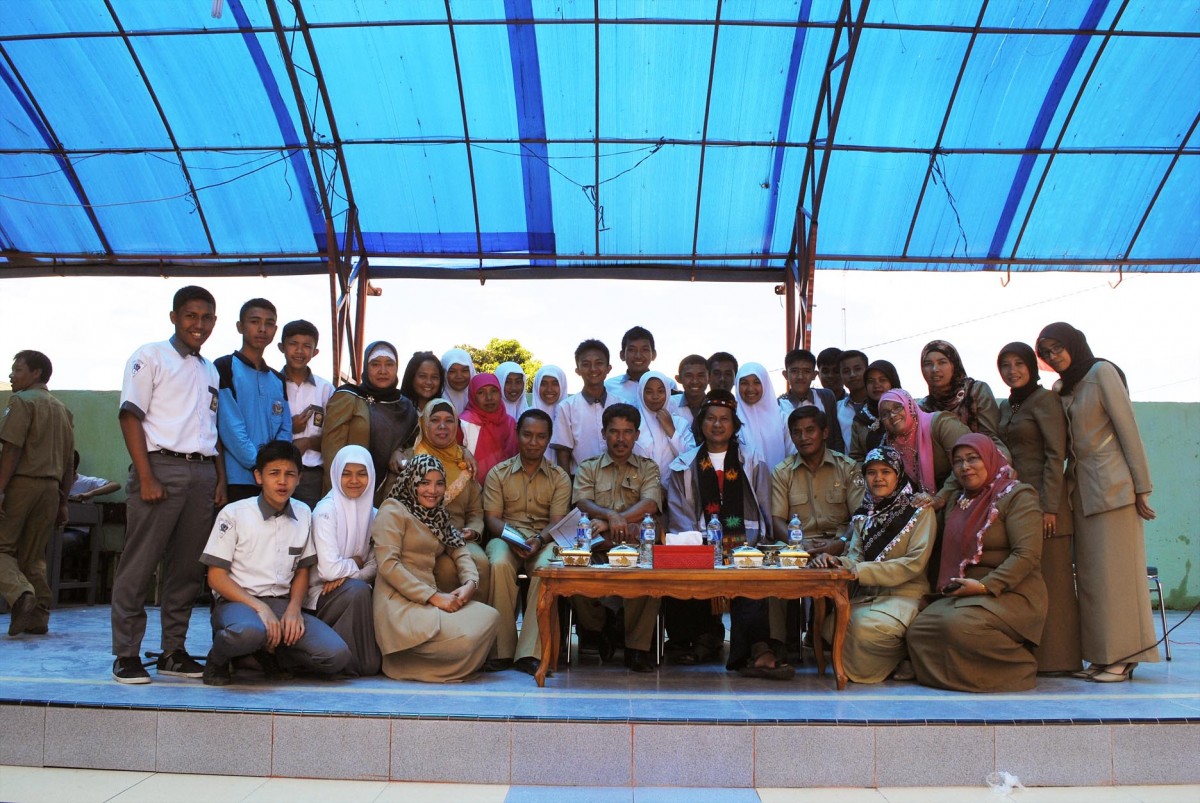 Gol A Gong foto bersama guru dan siswa SMAN 1 Takengon sesaat setalah memberikan motivasi dihadapan ratusan siswa SMAN 1 Takengon (Lintas Gayo | Reny Fharina) 